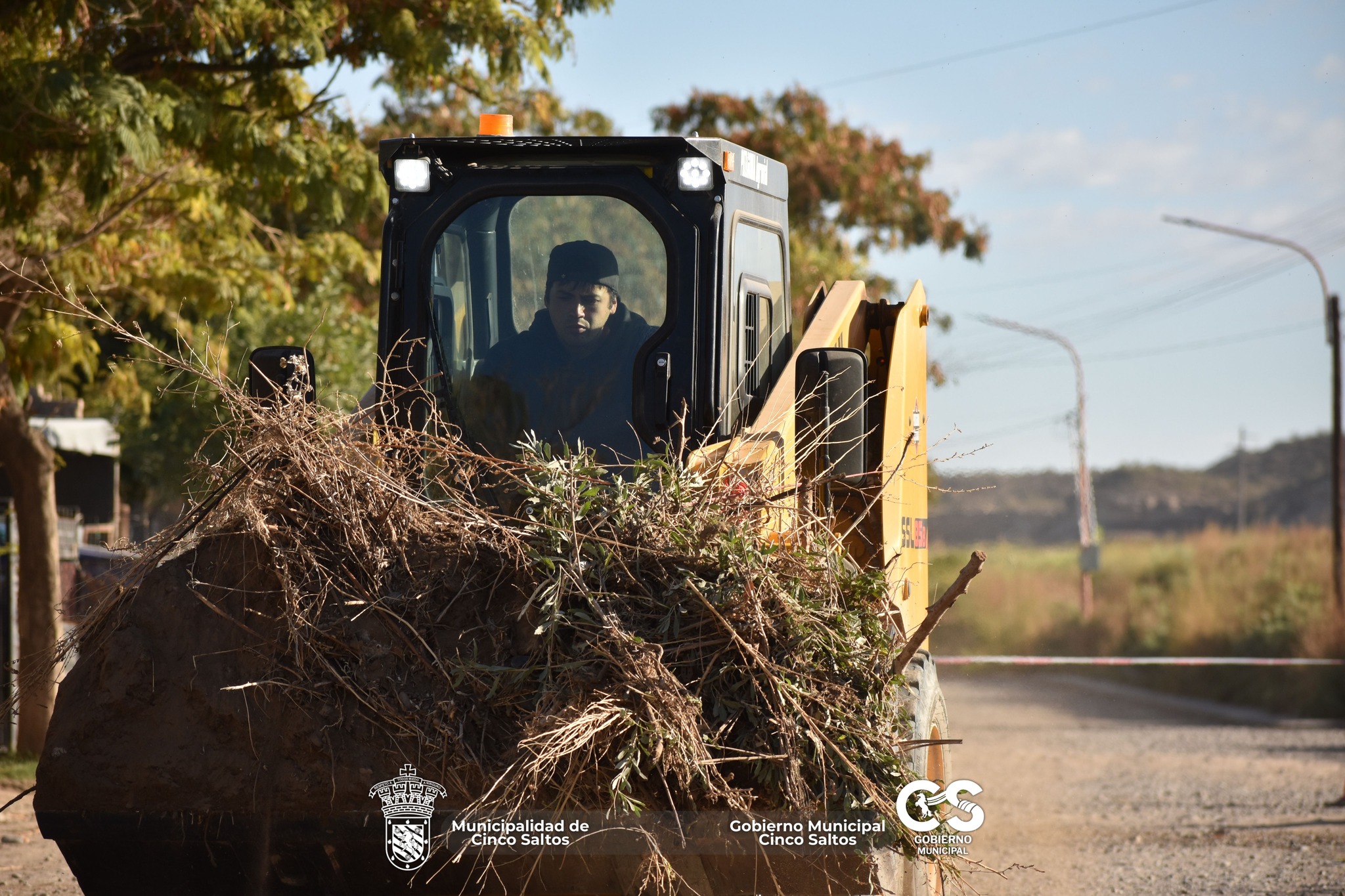 Mantenimiento en la bicisenda de Barrio Perón