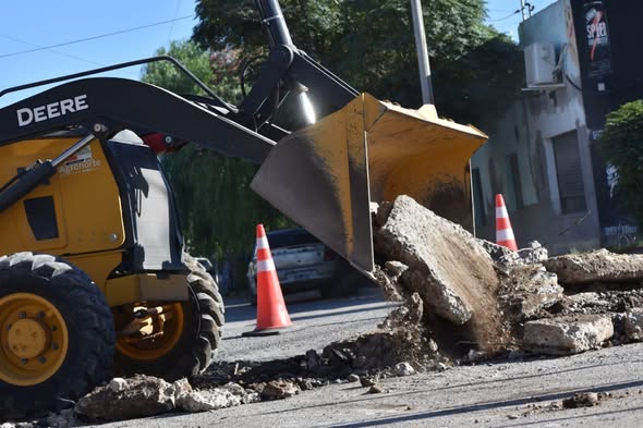 Avanzan las obras de asfalto y cordón cuneta en la ciudad