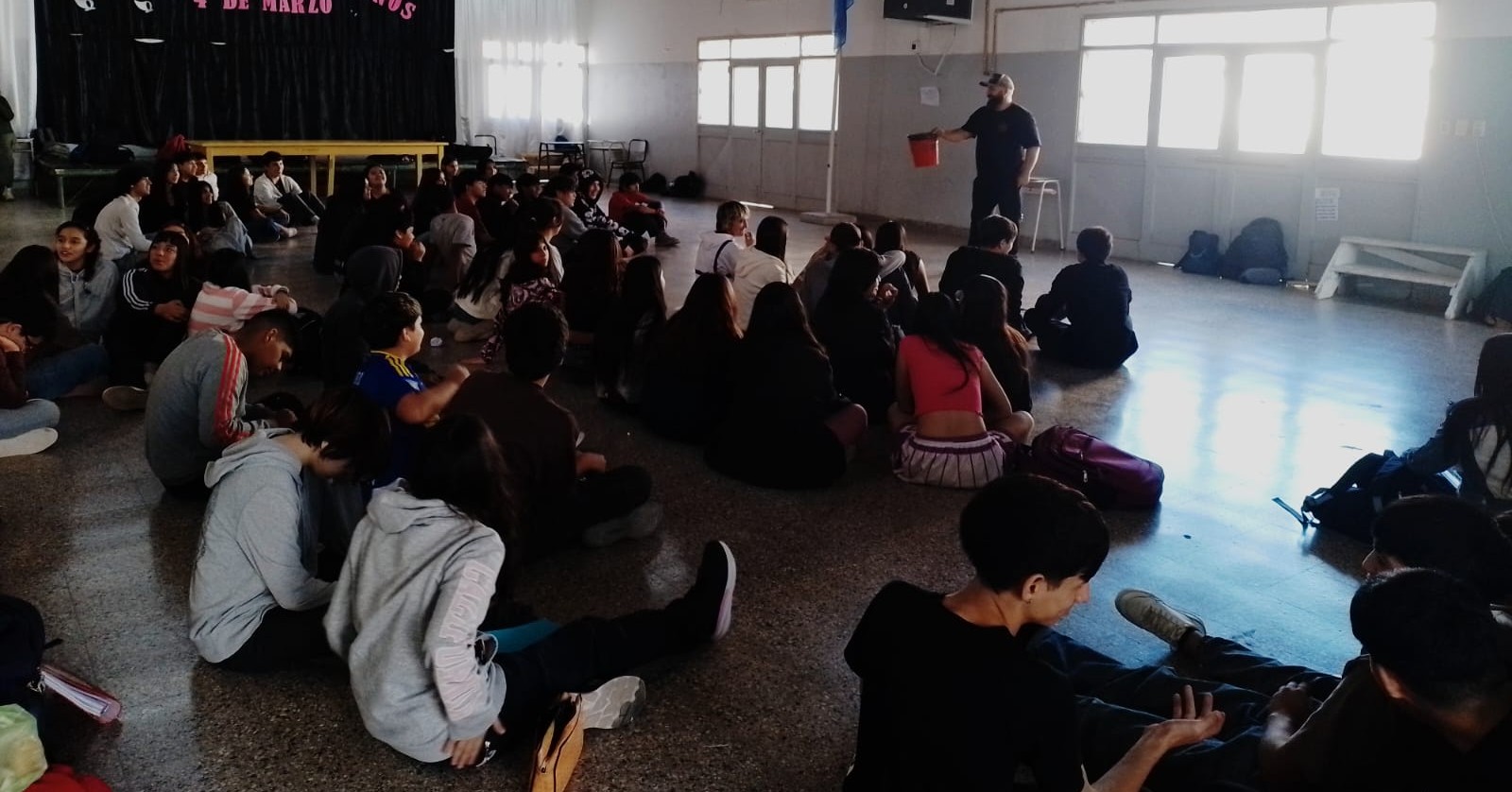 Trabajo articulado en escuelas secundarias: Talleres y espacios de escucha para juventudes