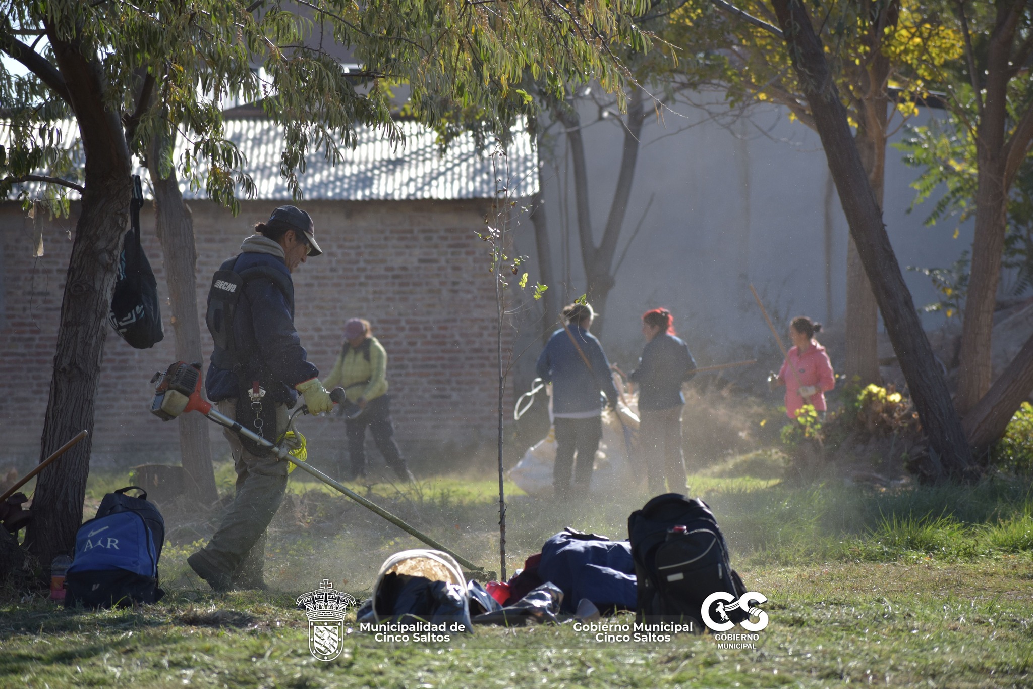 Trabajos de desmalezamiento y despeje en el barrio Arredondo.