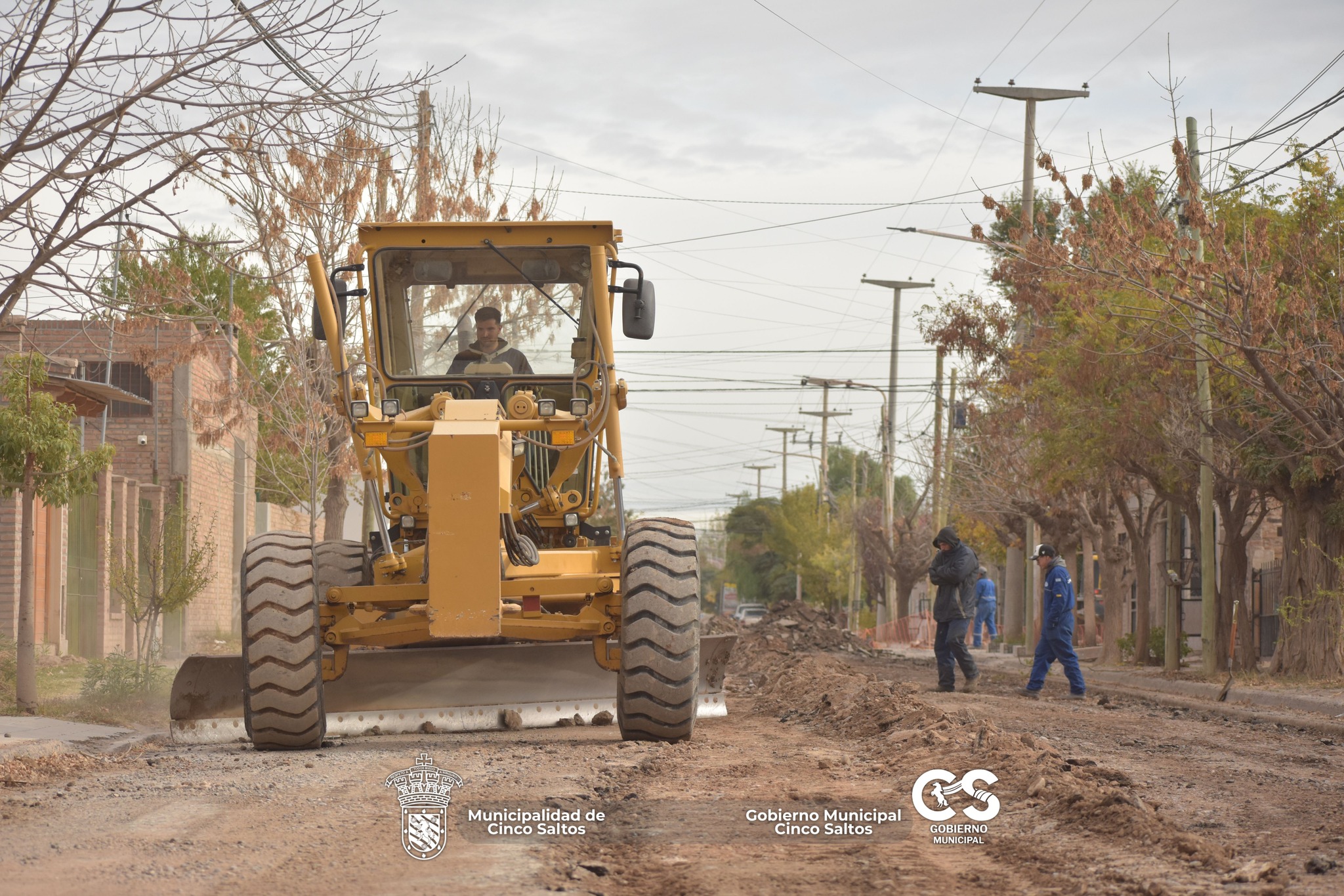 Avanzan las obras de renovación de asfalto sobre la calle Fernández Oro