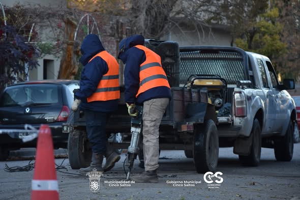 Trabajos de bacheo y mejora vial sobre la calle 25 de Mayo