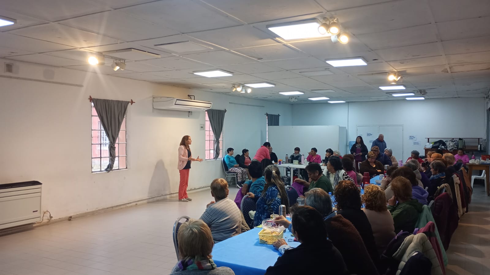 Charla informativa sobre nutrición y hábitos saludables para personas mayores