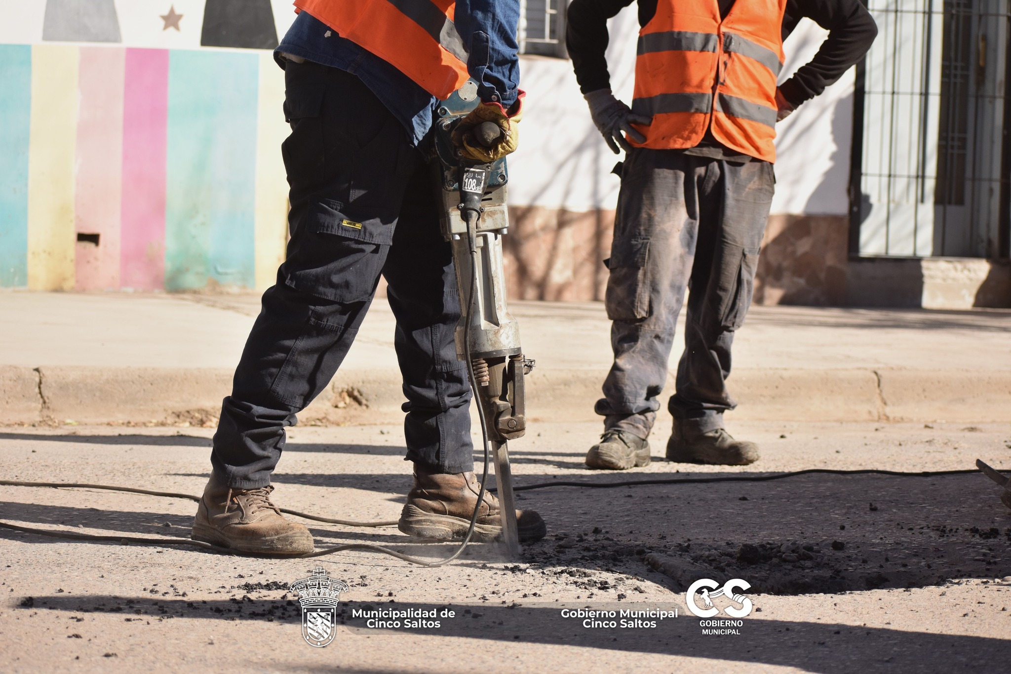 Trabajos de bacheo y recuperación vial sobre calle Rivadavia