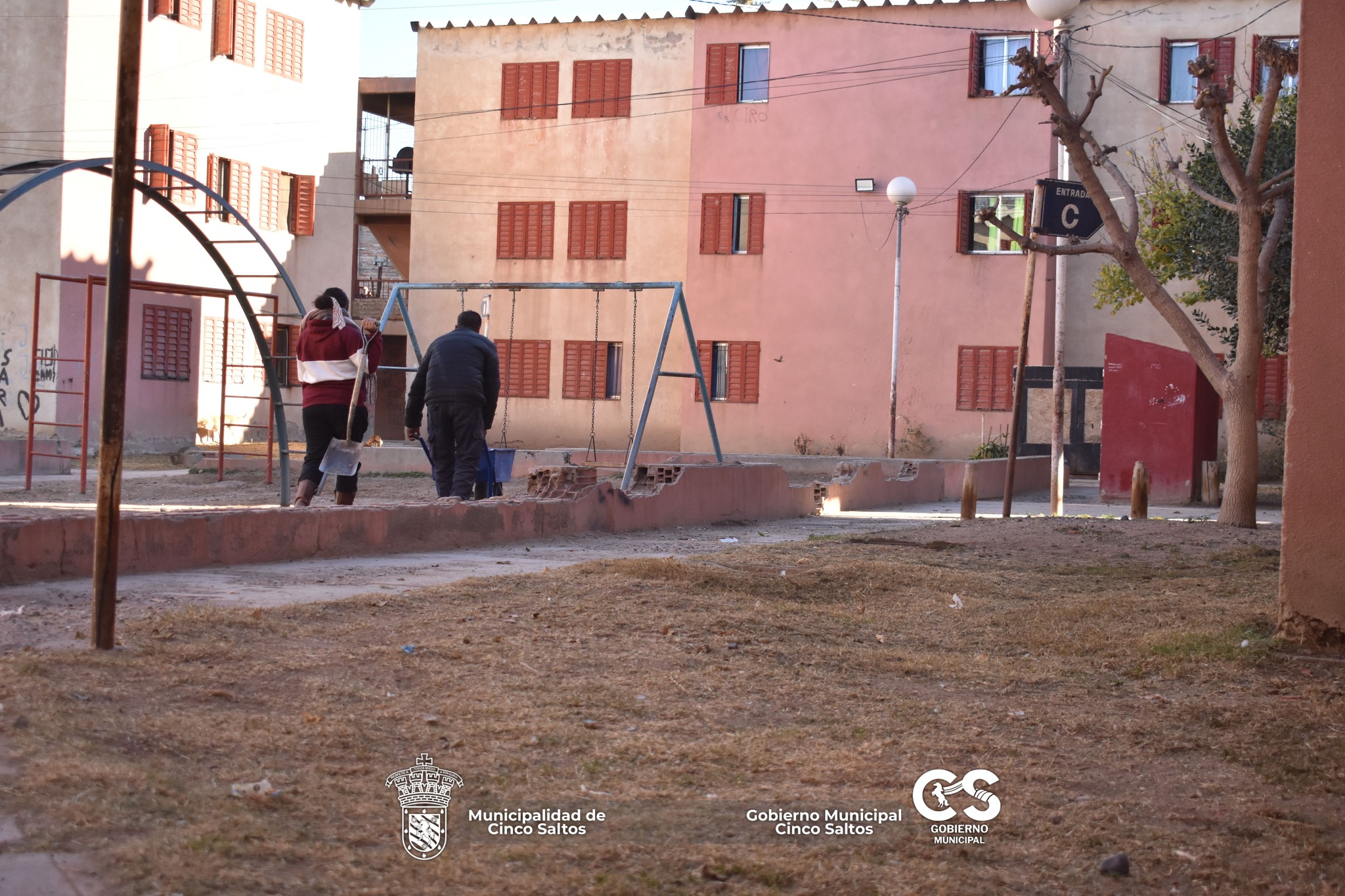 Trabajos de limpieza y mantenimiento en la plaza de los departamentos 32 Viviendas