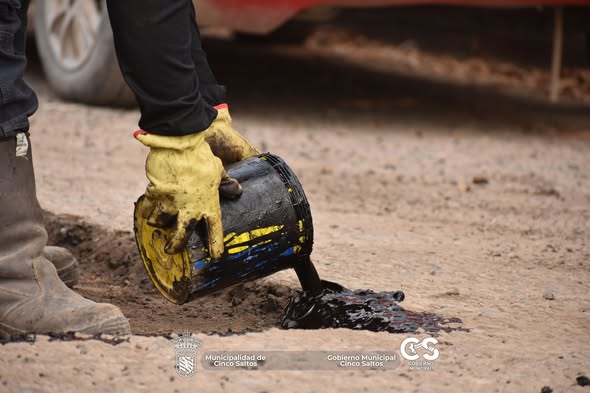 La Municipalidad avanza con el reacondicionamiento de la calzada en calle Saavedra