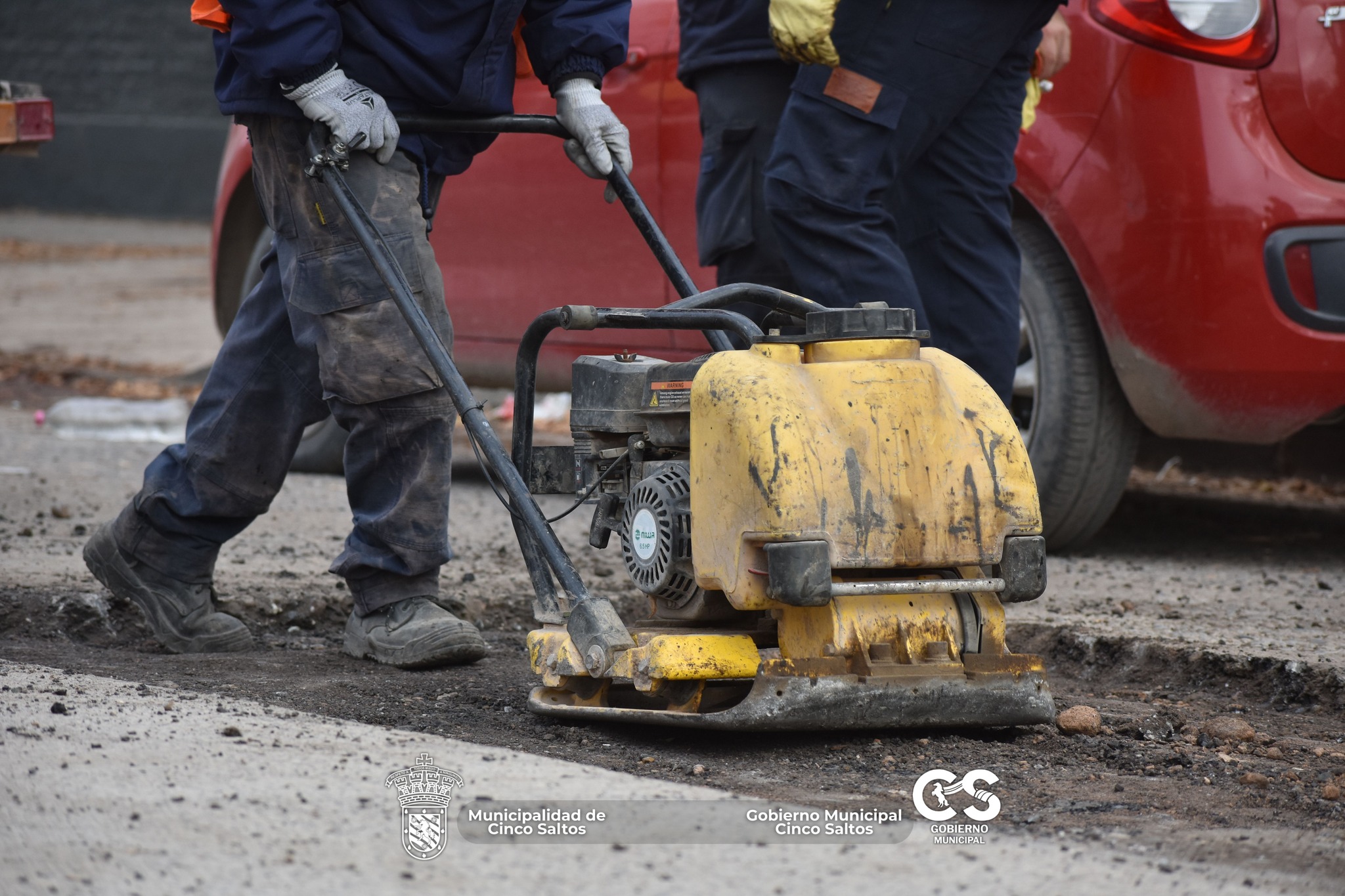 La Municipalidad avanza con el reacondicionamiento de la calzada en calle Saavedra