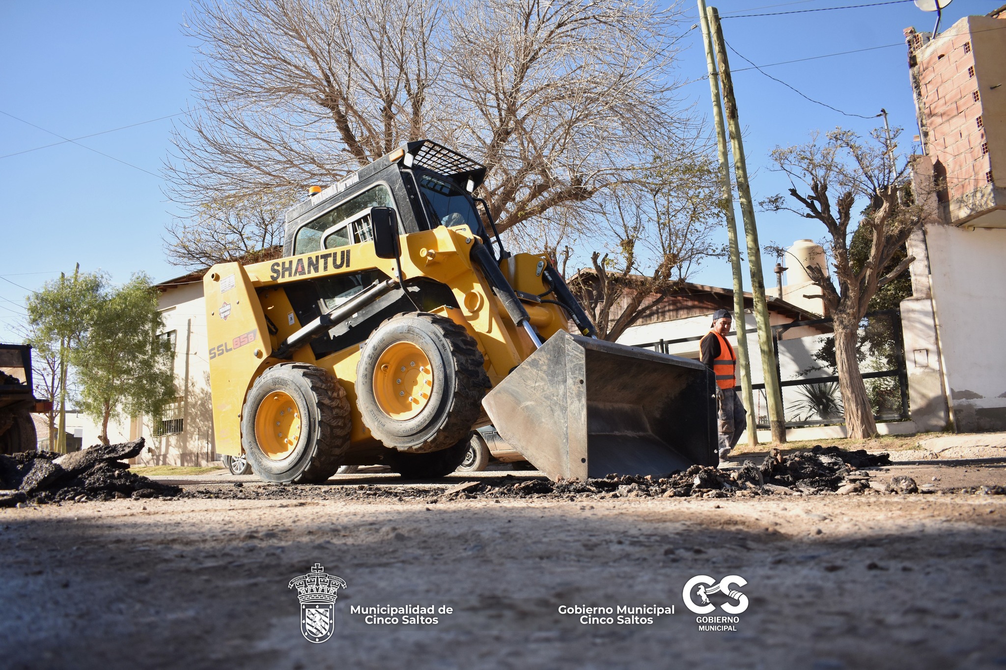 Continúan las tareas de bacheo y mejora vial en distintos sectores de la ciudad