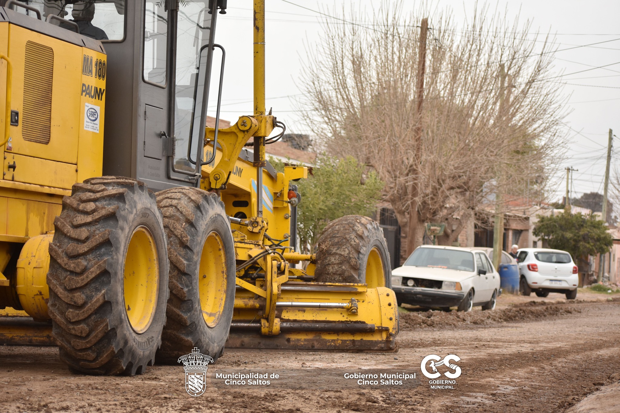 trabajos de nivelación y acondicionamiento vial en calles Sargento Cabral y Juan Moll