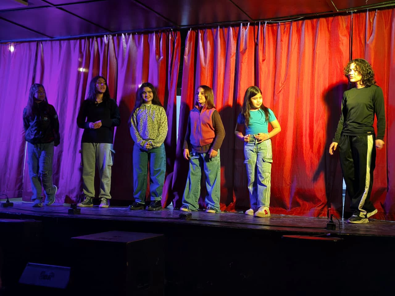 Éxito en la primera función del ciclo de presentaciones teatrales para estudiantes